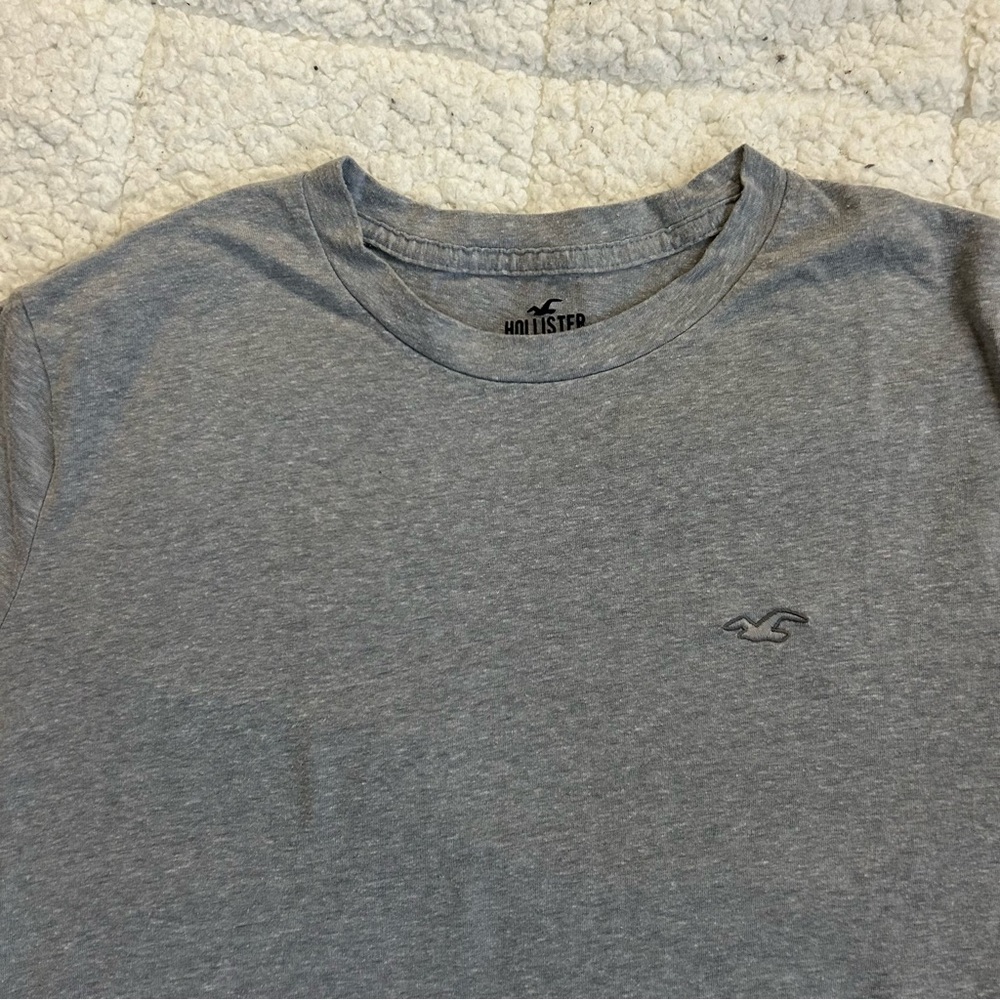 Hollister Gray Short Sleeve Tee - Picture 2 of 10
